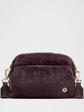 Lululemon Everywhere 2L Crossbody Bag & clippable nano bag in Black Plum & Gold